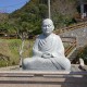 風光明媚な秋目浦に望む「鑑真記念館」